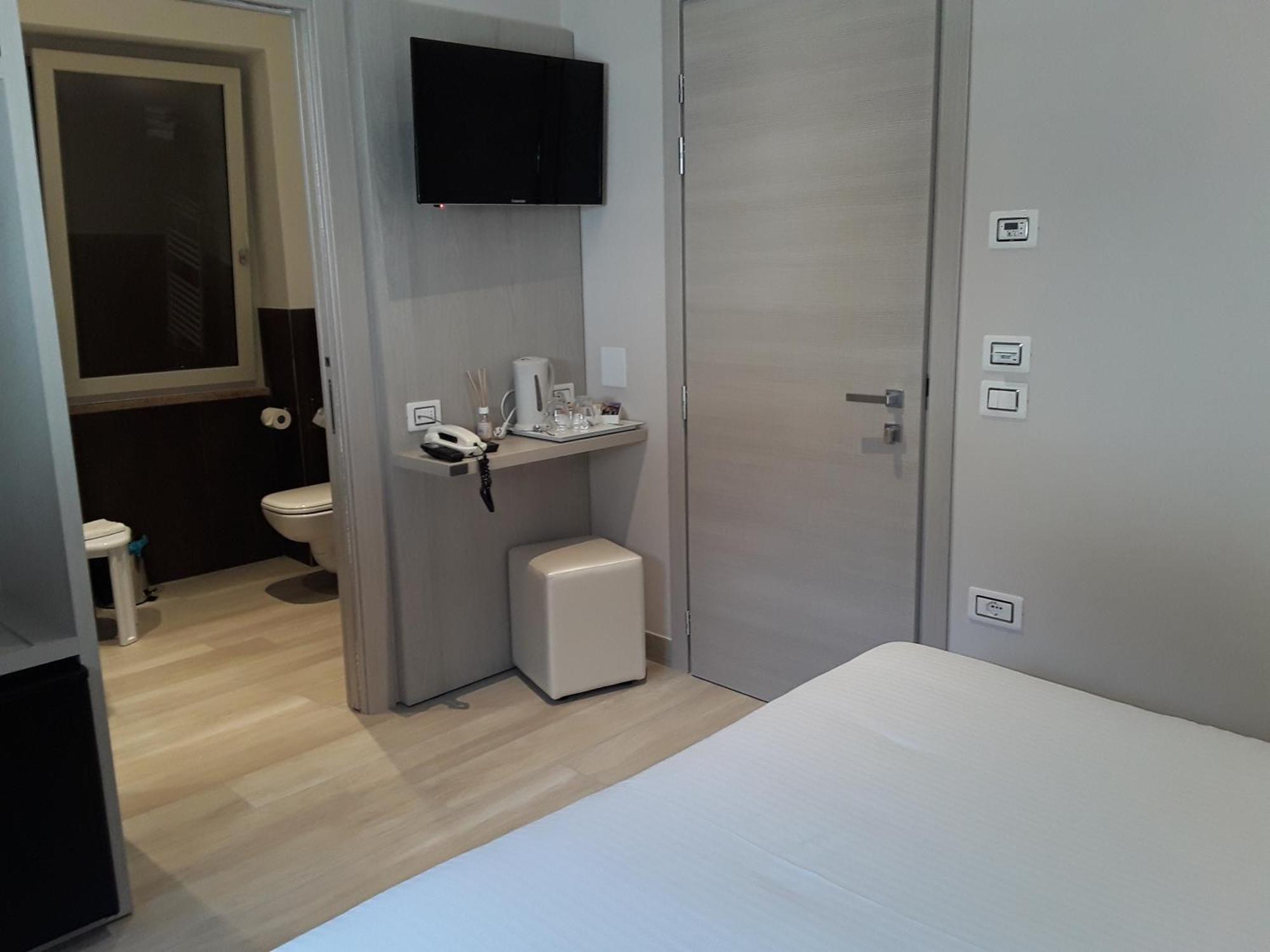 Hotel Danieli La Castellana Lago Di Garda Бренцоне-суль-Гарда Экстерьер фото