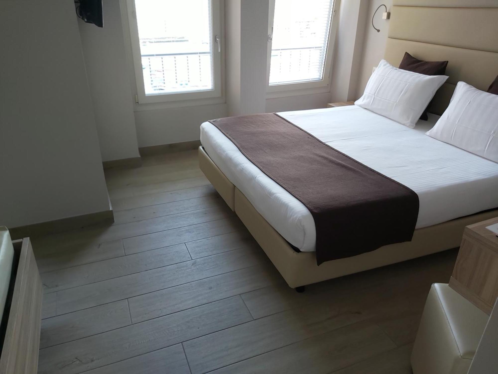 Hotel Danieli La Castellana Lago Di Garda Бренцоне-суль-Гарда Экстерьер фото