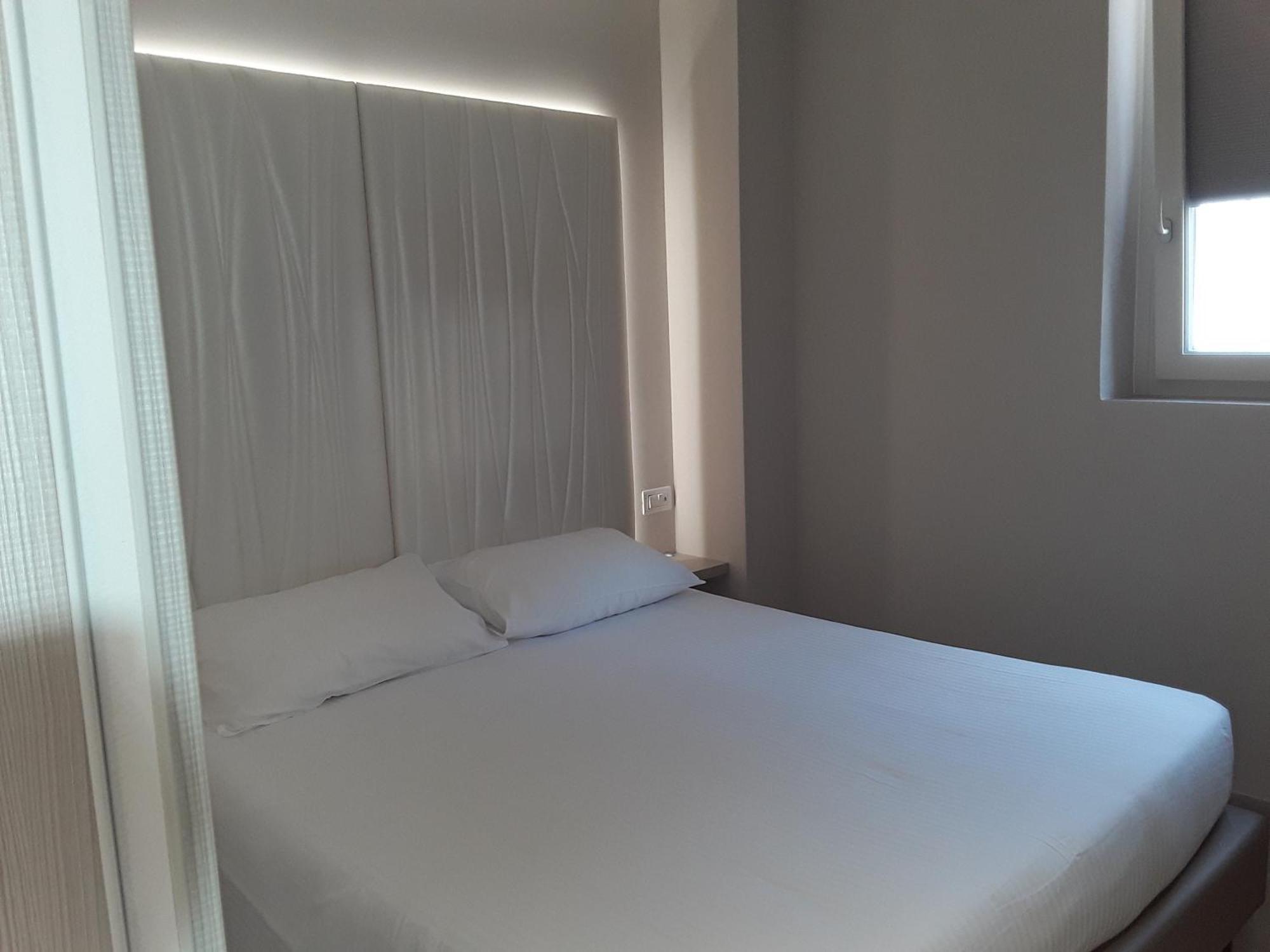 Hotel Danieli La Castellana Lago Di Garda Бренцоне-суль-Гарда Экстерьер фото